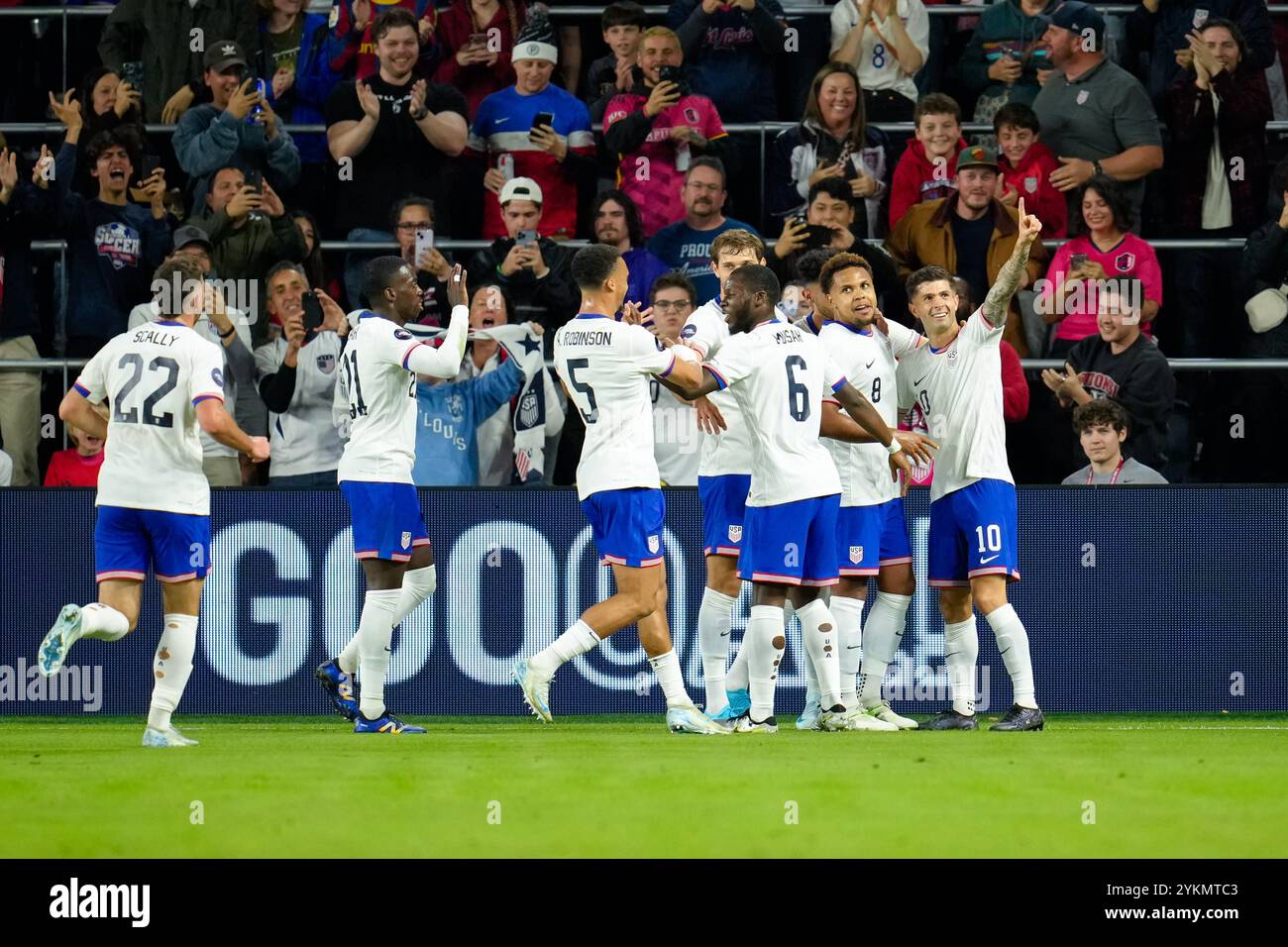 Die Teamkollegen feiern mit Stürmer Christian Pulisic (10) nach einem Tor in der 13. Minute während des zweiten Legs des CONCACAF-Viertelfinales zwischen der United States Menâs National Team und Panama am 18. November 2024 in St. Louis, Missouri. Die Vereinigten Staaten gewannen das Spiel mit 4:2 und das Viertelfinale mit 5-2. Stockfoto