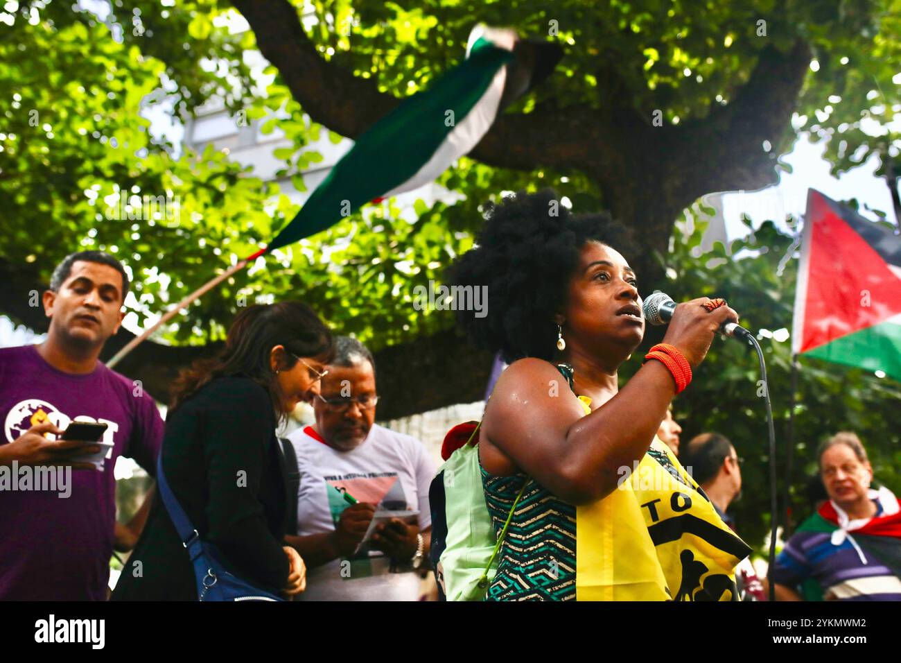 Demonstranten versammeln sich vor dem US-Konsulat in Rio de Janeiro, Brasilien, um einen Waffenstillstand in Gaza zu fordern und die Palästinenser zu unterstützen. In Rio de Janeiro sehen die Einwohner der Favela Ähnlichkeiten zwischen der Behandlung ihrer Gemeinde und der Behandlung der Palästinenser im Westjordanland. Einige Favelas haben sogar eine Straße mit dem Spitznamen "Gazastreifen" wegen der ständigen Schüsse. In Rio de Janeiro fanden mehrere pro-palästinensische Demonstrationen statt, bei denen Aktivisten aus den Favelas versammelt wurden. Stockfoto