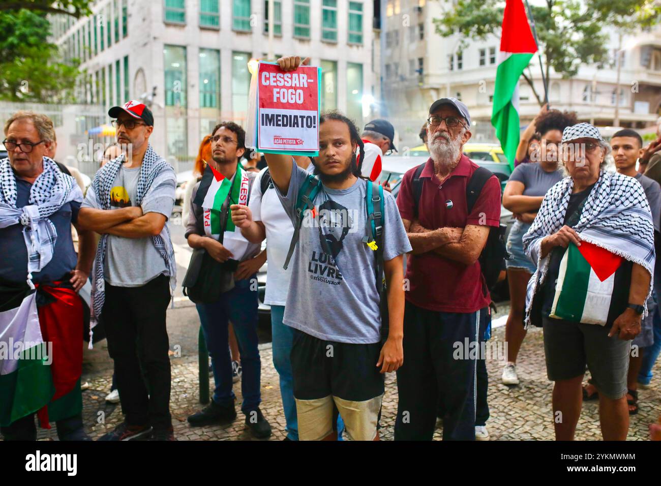 Demonstranten versammeln sich vor dem US-Konsulat in Rio de Janeiro, um einen Waffenstillstand in Gaza zu fordern und die Palästinenser zu unterstützen. In Rio de Janeiro sehen die Einwohner der Favela Ähnlichkeiten zwischen der Behandlung ihrer Gemeinde und der Behandlung der Palästinenser im Westjordanland. Einige Favelas haben sogar eine Straße mit dem Spitznamen "Gazastreifen" wegen der ständigen Schüsse. In Rio de Janeiro fanden mehrere pro-palästinensische Demonstrationen statt, bei denen Aktivisten aus den Favelas versammelt wurden. Stockfoto