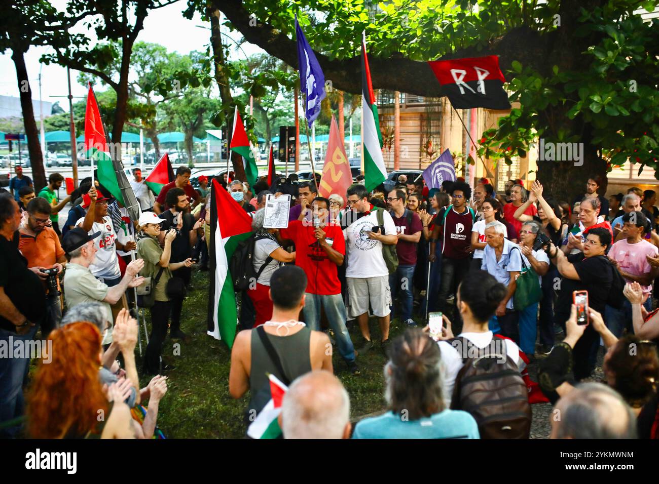 Demonstranten versammeln sich vor dem US-Konsulat in Rio de Janeiro, um einen Waffenstillstand in Gaza zu fordern und die Palästinenser zu unterstützen. In Rio de Janeiro sehen die Einwohner der Favela Ähnlichkeiten zwischen der Behandlung ihrer Gemeinde und der Behandlung der Palästinenser im Westjordanland. Einige Favelas haben sogar eine Straße mit dem Spitznamen "Gazastreifen" wegen der ständigen Schüsse. In Rio de Janeiro fanden mehrere pro-palästinensische Demonstrationen statt, bei denen Aktivisten aus den Favelas versammelt wurden. Stockfoto