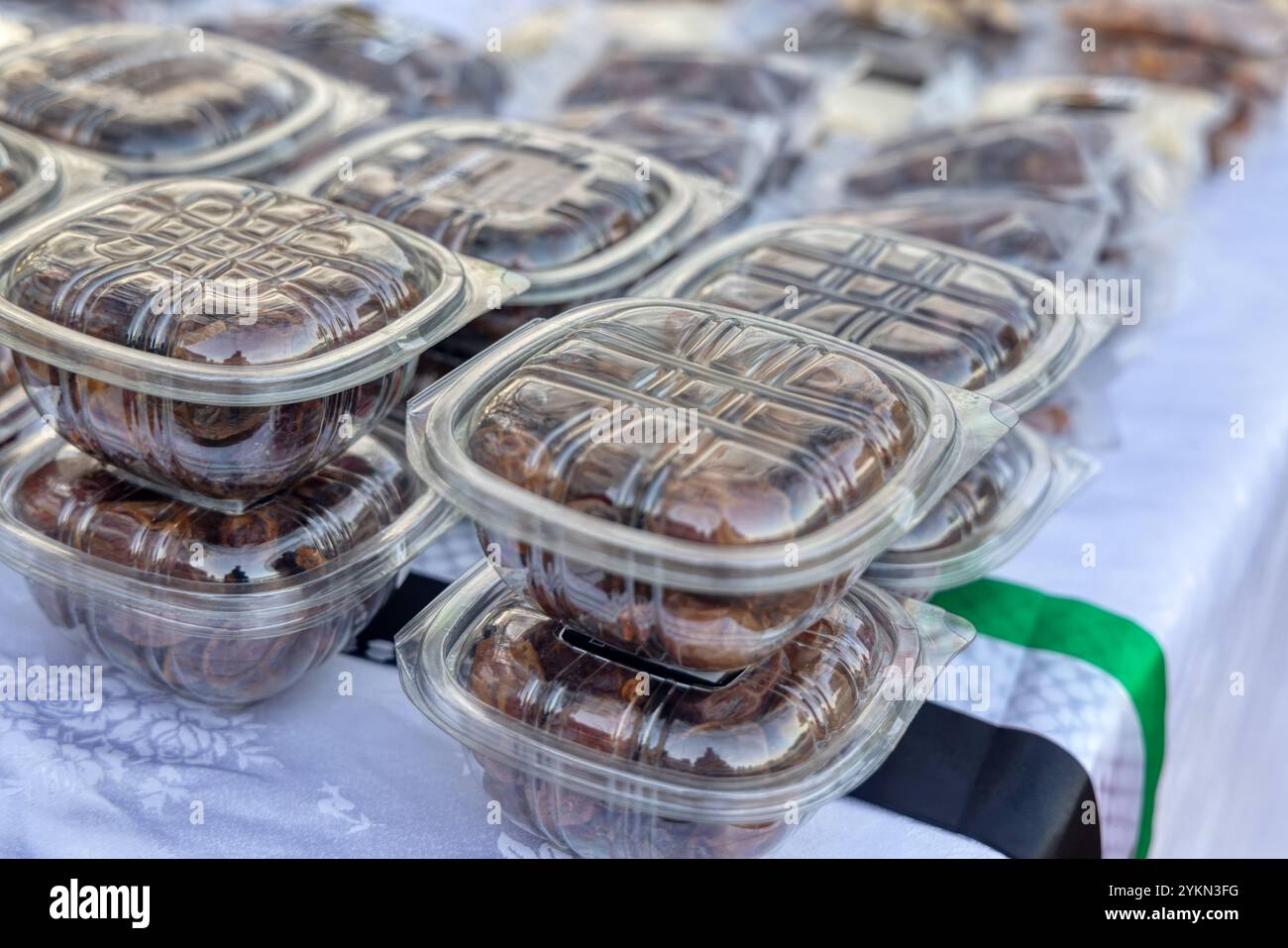 Daten in Plastikbehältern verpackt, auf dem Tisch, Flohmarkt, brechen Ramadan-Fasten Stockfoto