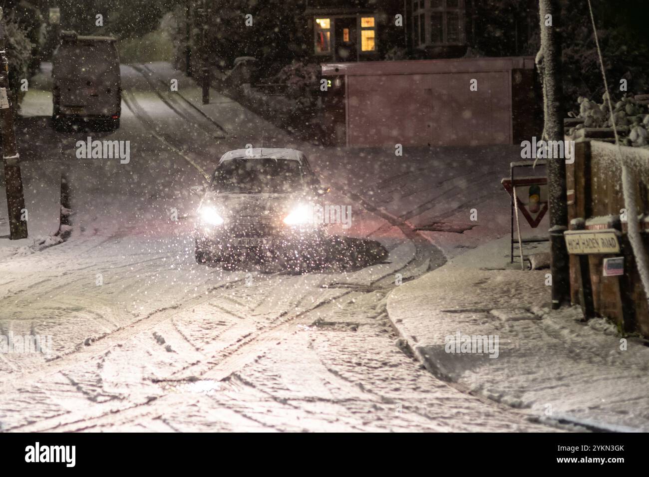 Cradley Heath, West Midlands, Großbritannien. November 2024. Wetter in Großbritannien. Seitenstraßen werden knifflig, wenn der Schnee am frühen Morgen in Cradley Heath, West Midlands, fällt. Quelle: Peter Lopeman/Alamy Live News Stockfoto