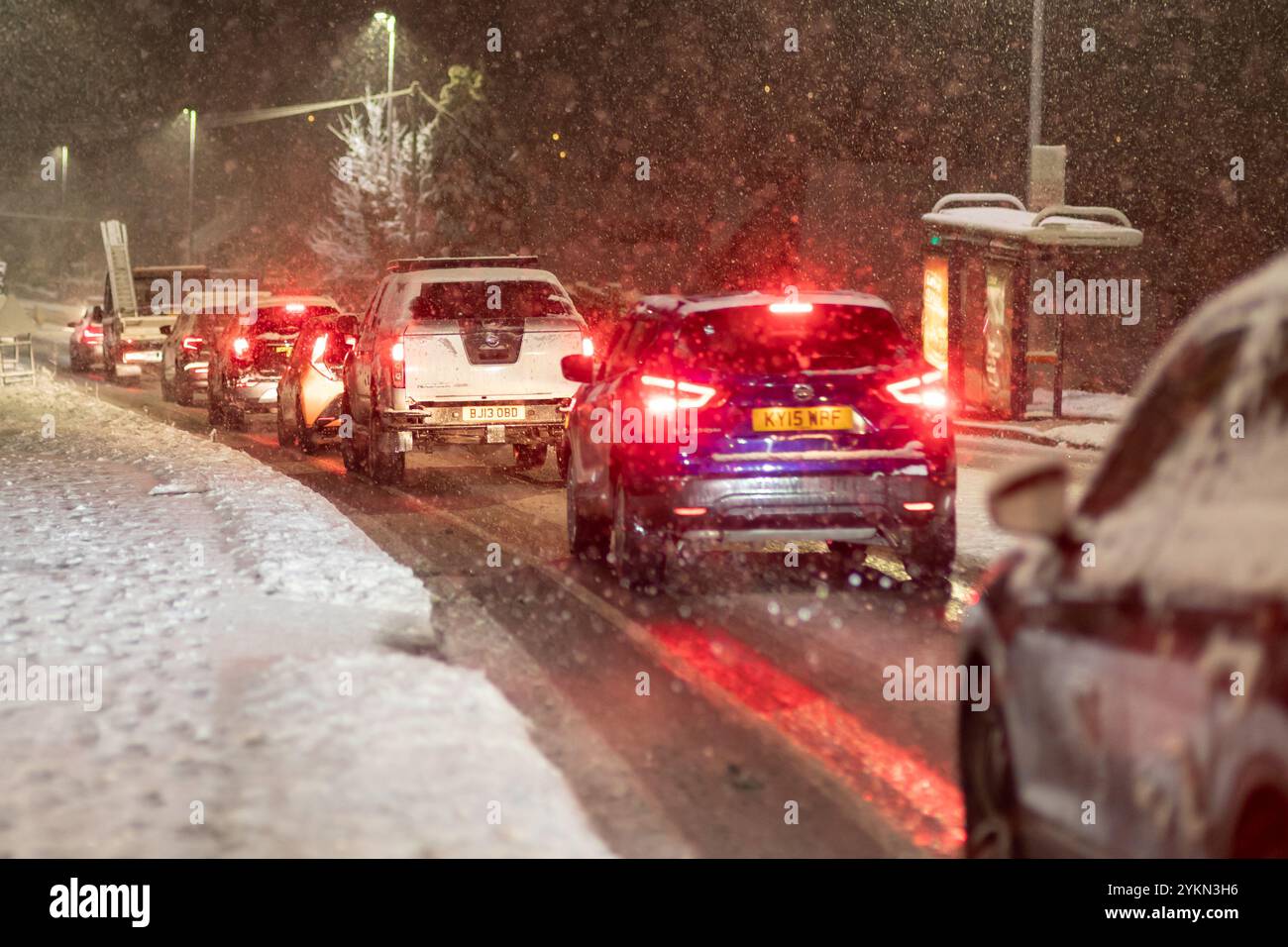 Cradley Heath, West Midlands, Großbritannien. November 2024. Wetter in Großbritannien. Die Rush Hour beginnt mit Schneefall am frühen Morgen in Cradley Heath, West Midlands. Quelle: Peter Lopeman/Alamy Live News Stockfoto