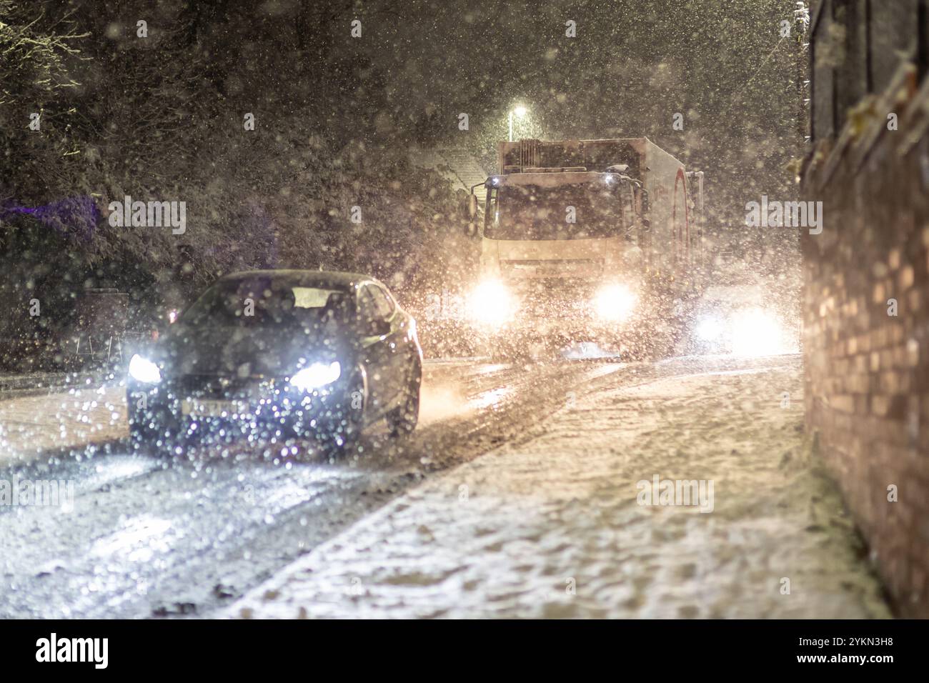 Cradley Heath, West Midlands, Großbritannien. November 2024. Wetter in Großbritannien. Schnee fällt am frühen Morgen in Cradley Heath, West Midlands. Quelle: Peter Lopeman/Alamy Live News Stockfoto