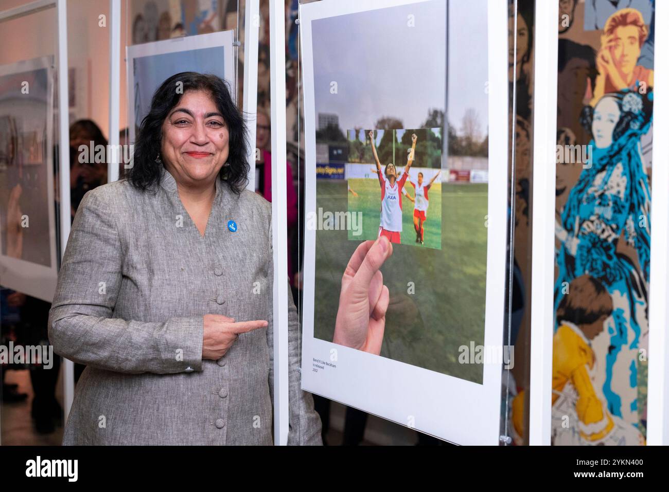 Regisseurin Gurinder Chadha, neben einer Fotografie aus ihrem 2002 erschienenen Film Bend IT Like Beckham in der National Portrait Gallery, London, der 30 ikonische Momente aus den letzten drei Jahrzehnten feiert, die durch die Finanzierung der National Lottery ermöglicht wurden, um den 30. Geburtstag der National Lottery zu feiern. Ausgabedatum: Dienstag, 19. November 2024. Stockfoto