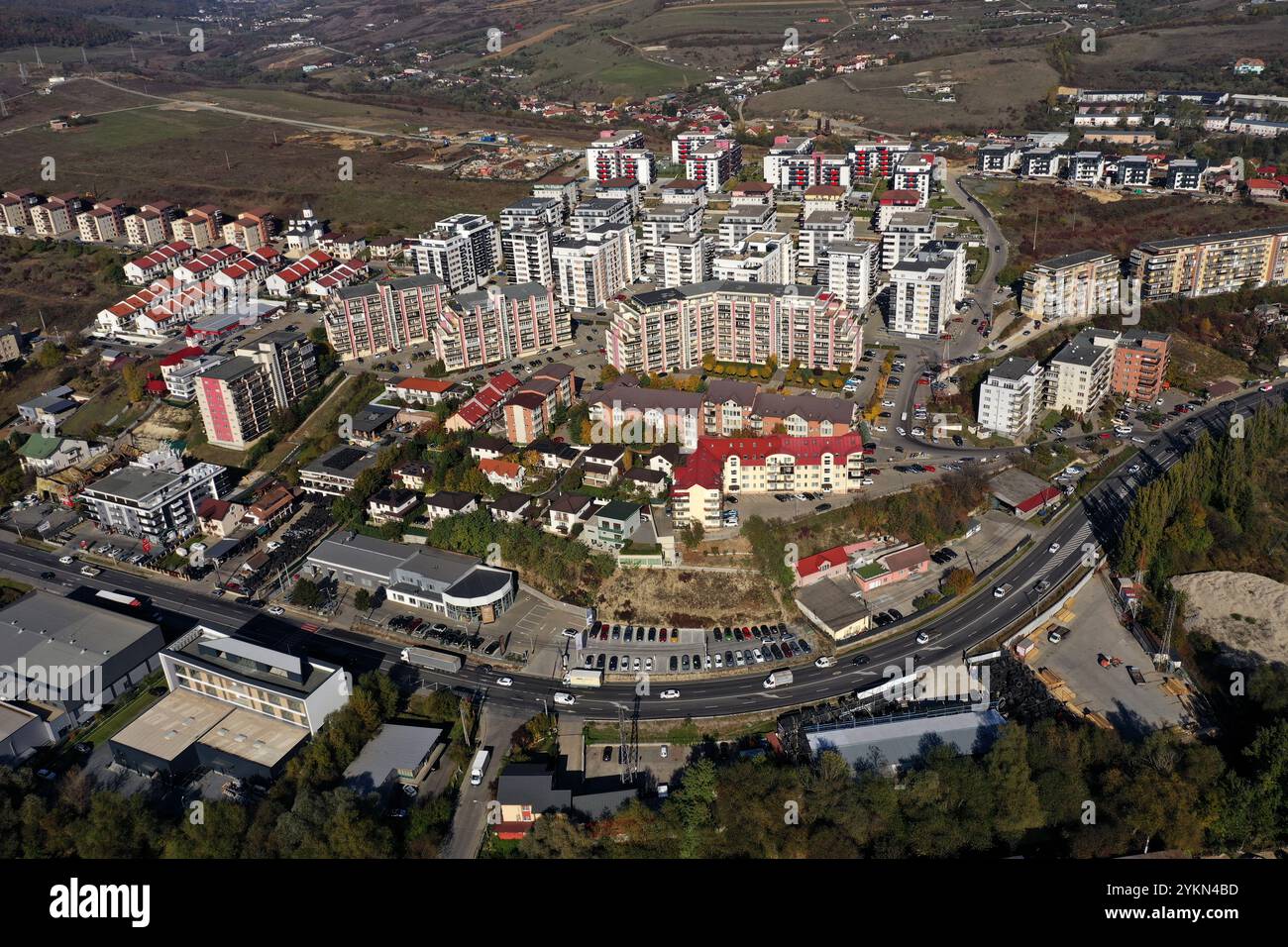 Luftaufnahme eines großen städtischen Wohngebietes mit zahlreichen Hochhäusern von Apartmenthäusern von Drohne Stockfoto