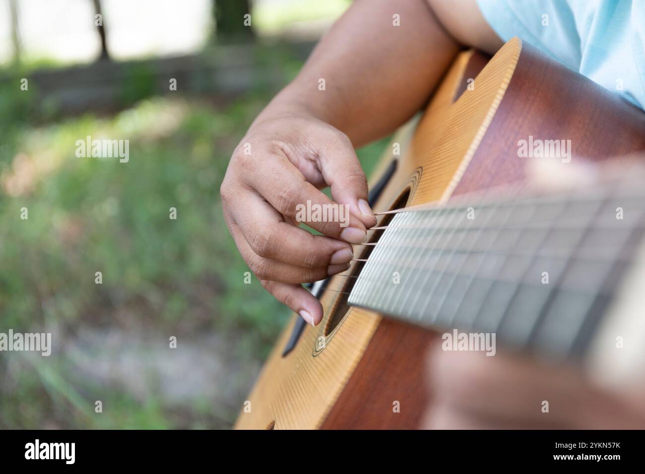Der christliche Gitarrist ist leidenschaftlich, seine Finger kreieren eine gefühlvolle Melodie, während sich die Versammlung in die Anbetung einfügt und Gott mit jeder Note a lobt Stockfoto