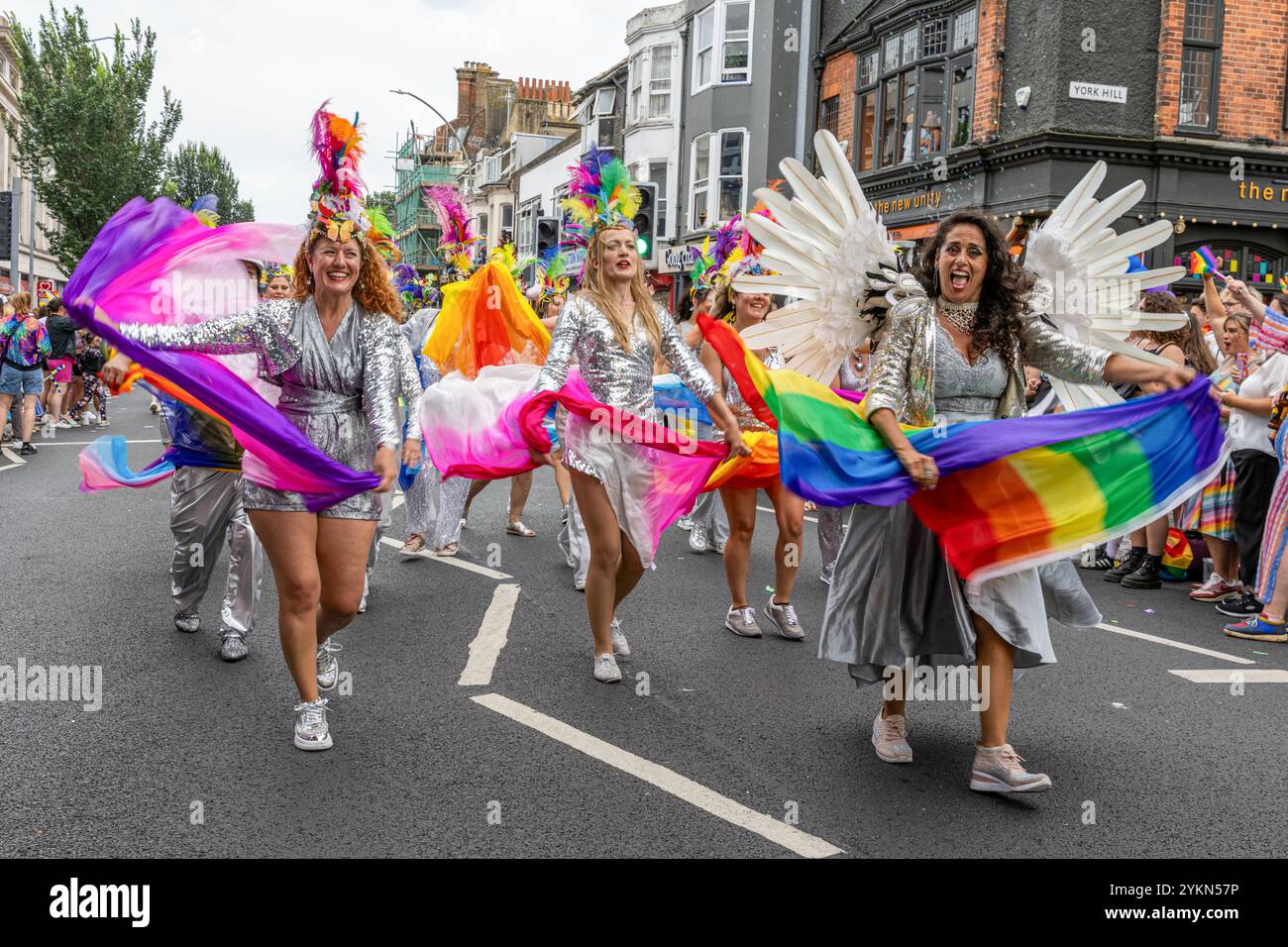 Brighton Gay Pride 2024. August 2024. Die farbenfrohe und lebhafte Annual Pride Parade findet in den Straßen von Brighton statt. Auf die 51. Pride Parade folgte das Fabuloso Festival und Konzert im Preston Park. Einige pro-palästinensische Aktivisten nahmen auch an der Veranstaltung Teil, wobei die Floatbohne der Coca-Cola von der Veranstaltung ausgeschlossen wurde, da Coca Cola eine Fabrik in einer illegalen israelischen Siedlung im Westjordanland hat Stockfoto