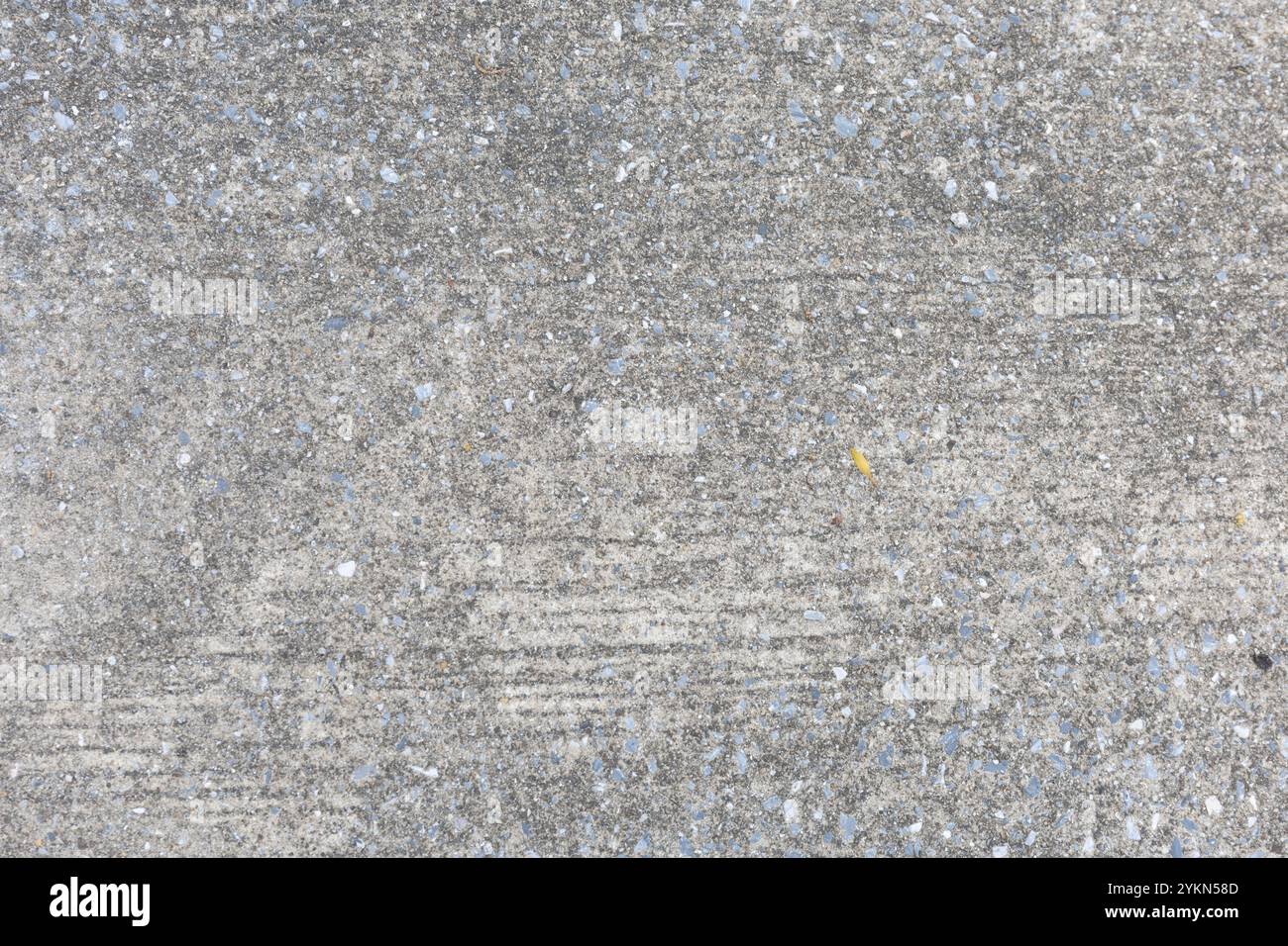 Grauer Kalkstein Textur Hintergrund in weißem Licht polierte leere Tapete. Luxuriöser grauer Betonstein, Tischtisch, Tischtisch, mit Textur-Grunge-Naht Stockfoto