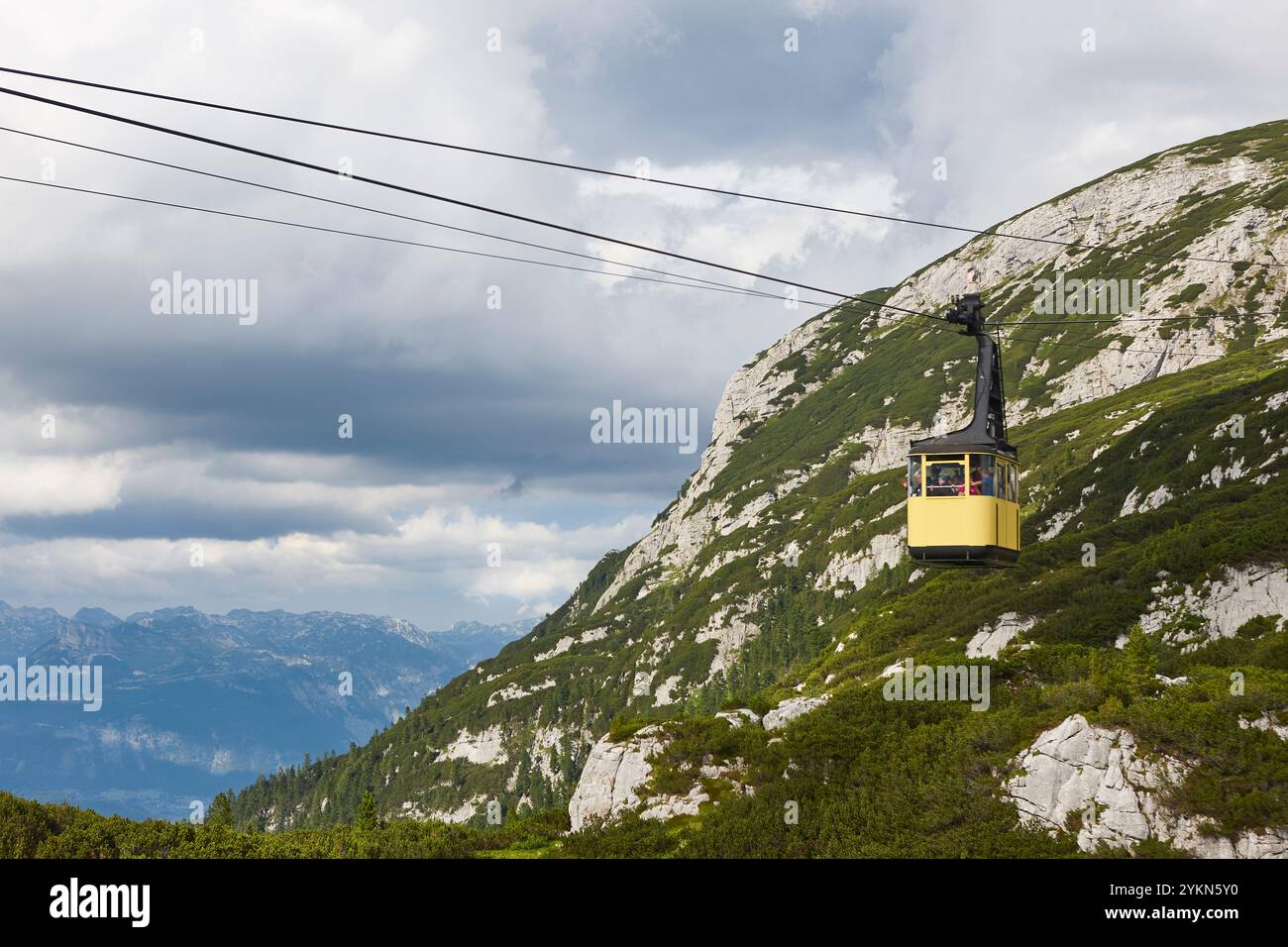 Malerische gelbe Seilbahn in Dachstein Bergkette. Oberösterreich Stockfoto