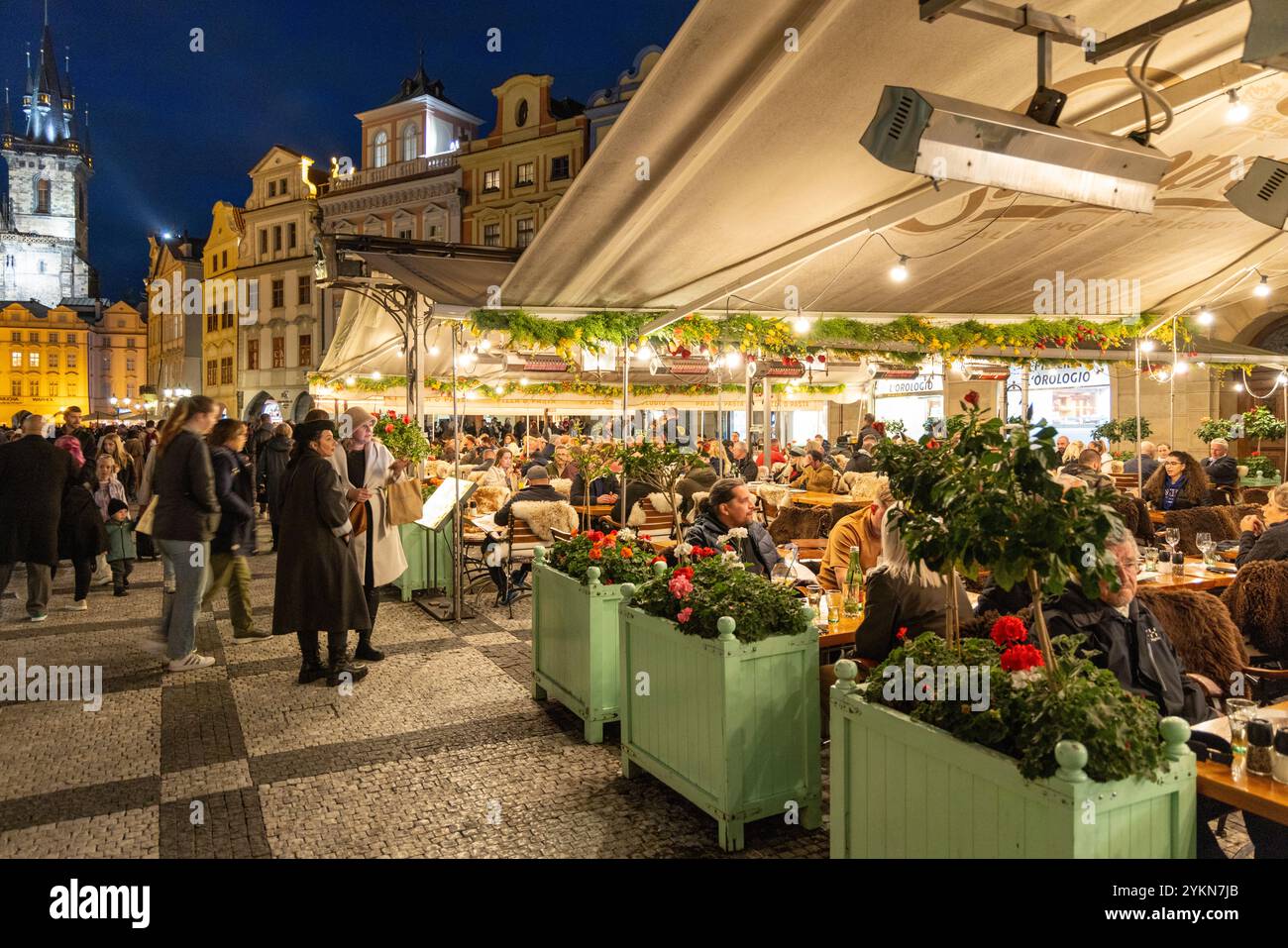 Prager Altstadtplatz Restaurant, Abendessen mit beleuchteter Kirche der Mutter des Gottes tyn beleuchtet, Prag, Tschechische Republik Stockfoto