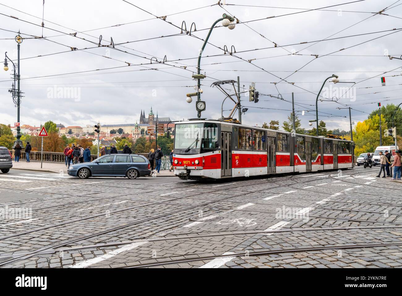 Prag verfügt über das größte Straßenbahnnetz in der tschechischen republik, das 1891 begann und heute eine Strecke von über 500 Kilometern zurücklegt, Bild der Straßenbahnwagen Stockfoto