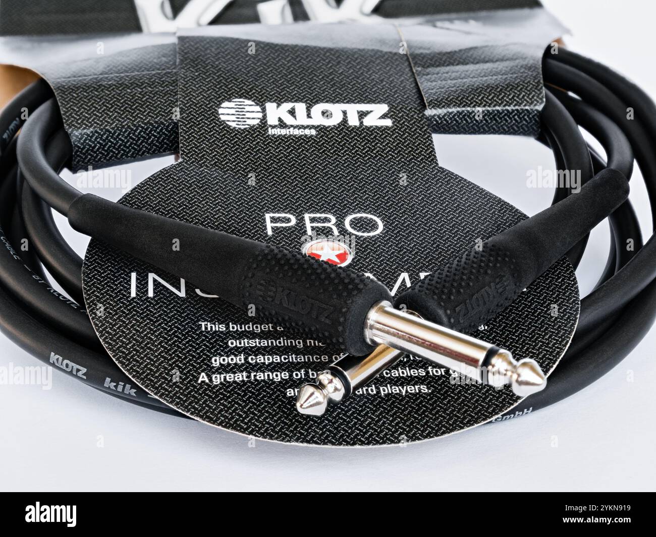 Nahaufnahme der KIK-Klinkensteckverbinder für das Instrumentenkabel von Klotz auf weißem Hintergrund Stockfoto