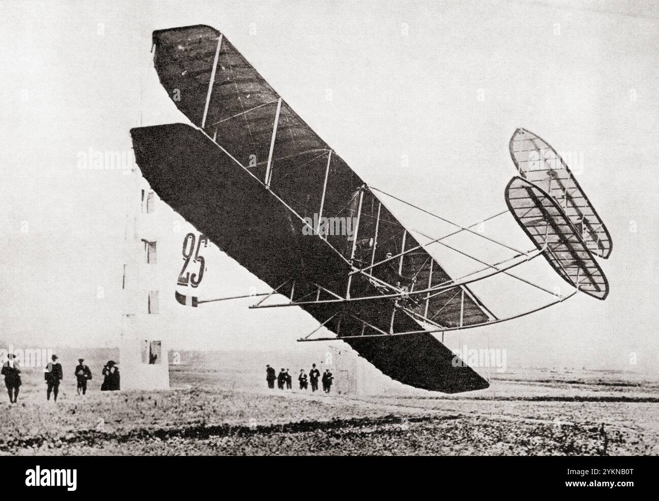 Wilbur Wrights Doppeldecker im Flug, 1908. Wilbur Wright, 1867–1912. Pionier der amerikanischen Luftfahrt. Aus Wings of war, veröffentlicht 1942. Stockfoto