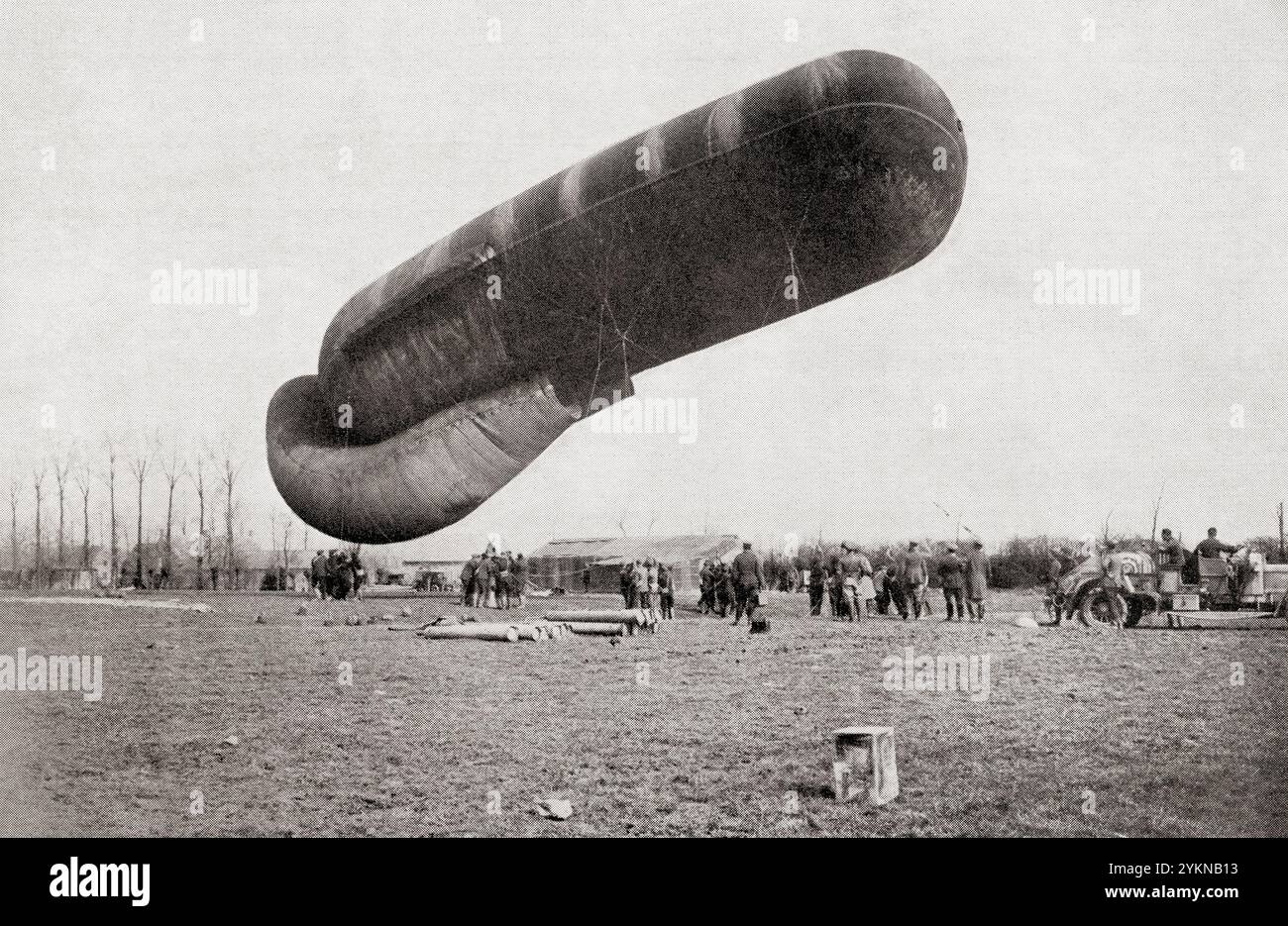 Ein Beobachtungsballon, der 1916 während des Ersten Weltkriegs in Frankreich aufsteigen wird. Aus Wings of war, veröffentlicht 1942. Stockfoto