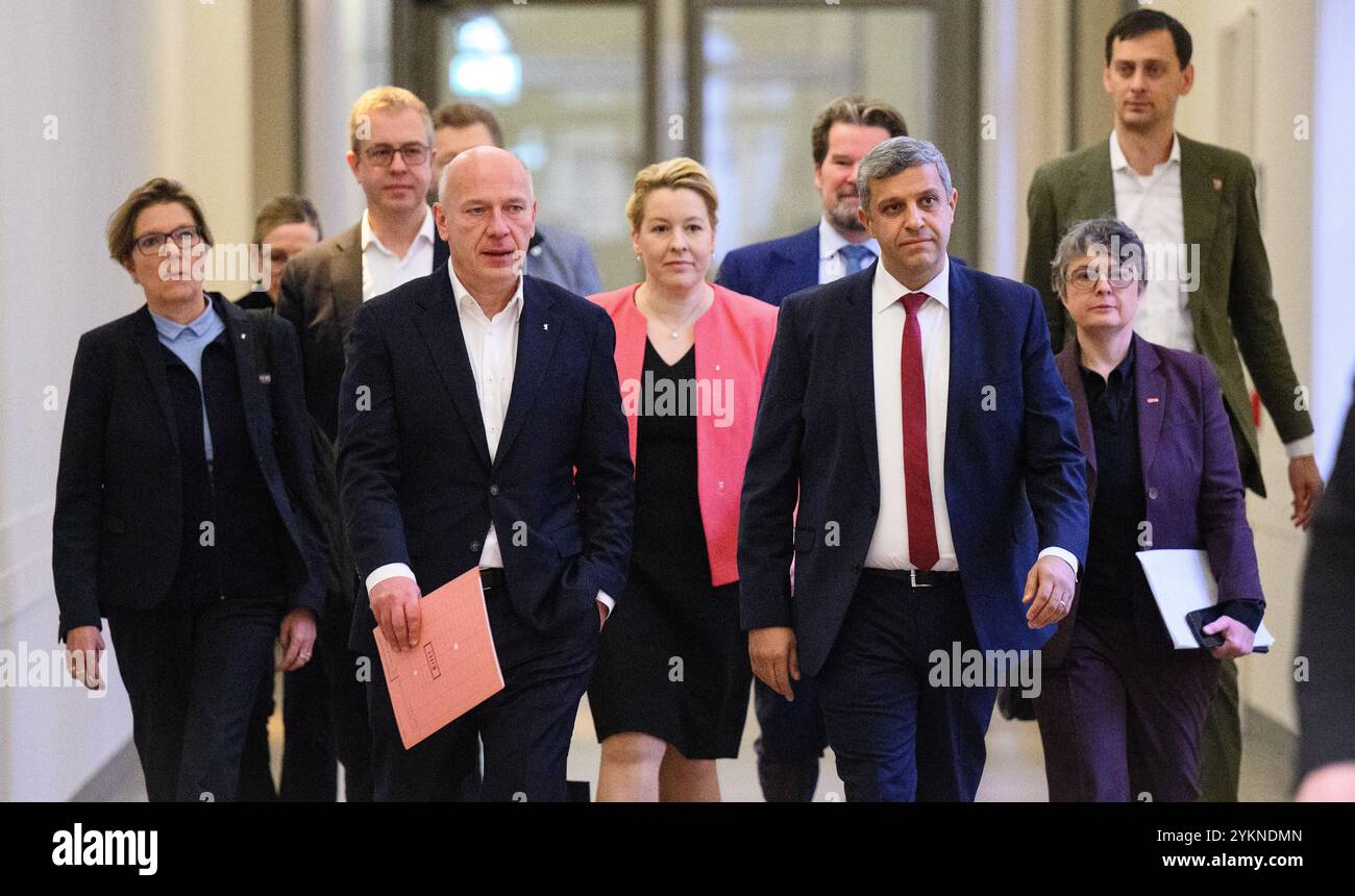 19. November 2024, Berlin: Kai Wegner (3. Von links, CDU), Regierende Bürgermeisterin von Berlin, Franziska Giffey (M, SPD), Berliner Senatorin für Wirtschaft, Energie und öffentliche Unternehmen, und Stefan Evers (2. v. l., CDU), Berliner Senator für Finanzen, zusammen mit den SPD-Landesvorsitzenden Nicola Böcker-Giannini (2. v. l.) und Martin Hikel (rechts), CDU-Fraktionsvorsitzender Dirk Stettner (4. v. R.), SPD-Fraktionsvorsitzender Raed Saleh (3. v. R.) und Senatssprecherin Christine Richter (links) nehmen an der Pressekonferenz zum Berliner Haushalt 2025 im Berliner Hous Teil Stockfoto