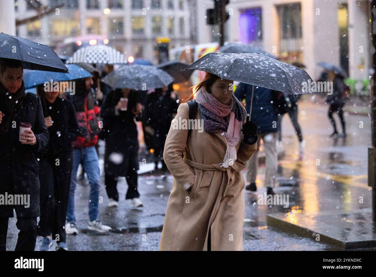 Die Londoner Pendler machen sich auf den Weg entlang der Gracechurch Street, während diese Woche ein kalter Snack in die City of London und in ganz Großbritannien, England, trifft Stockfoto