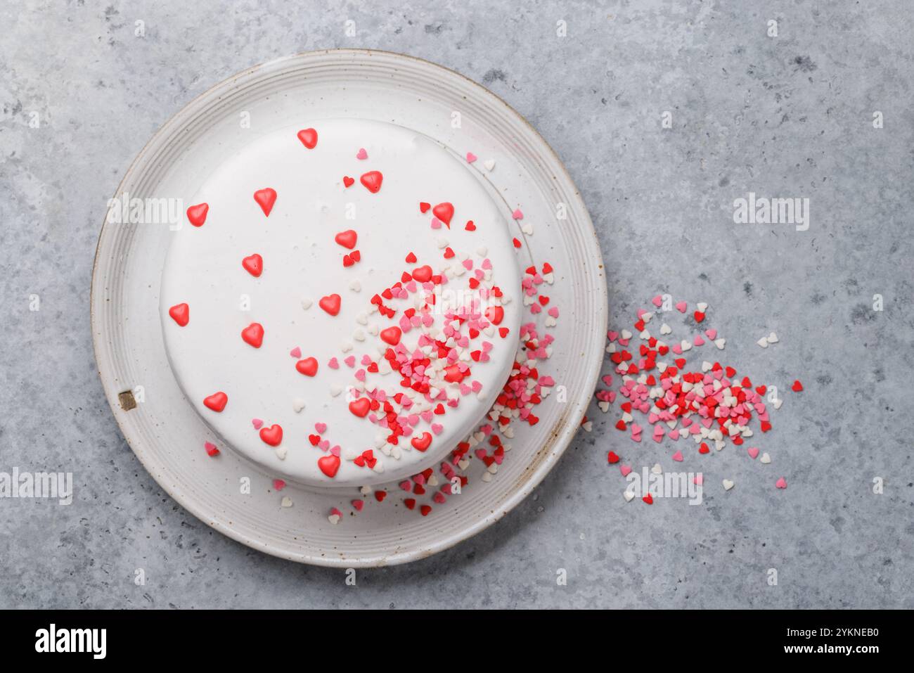 Kuchen mit Herzdekor: Süßes Vergnügen für Feiern. Flache Lagen Stockfoto