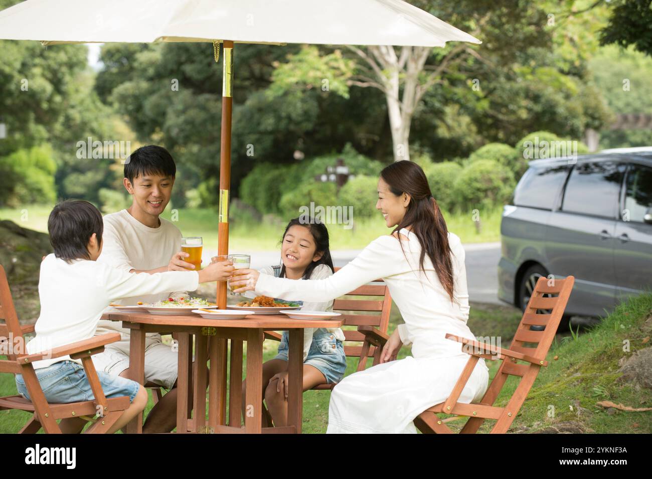 Familienpicknick im Park mit dem Auto Stockfoto