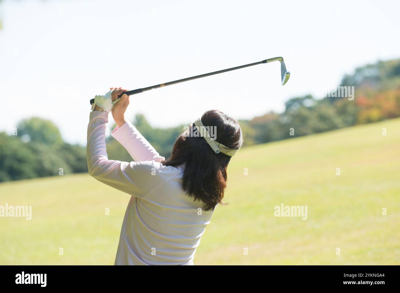 Eine Frau mittleren Alters, die Golf spielt Stockfoto