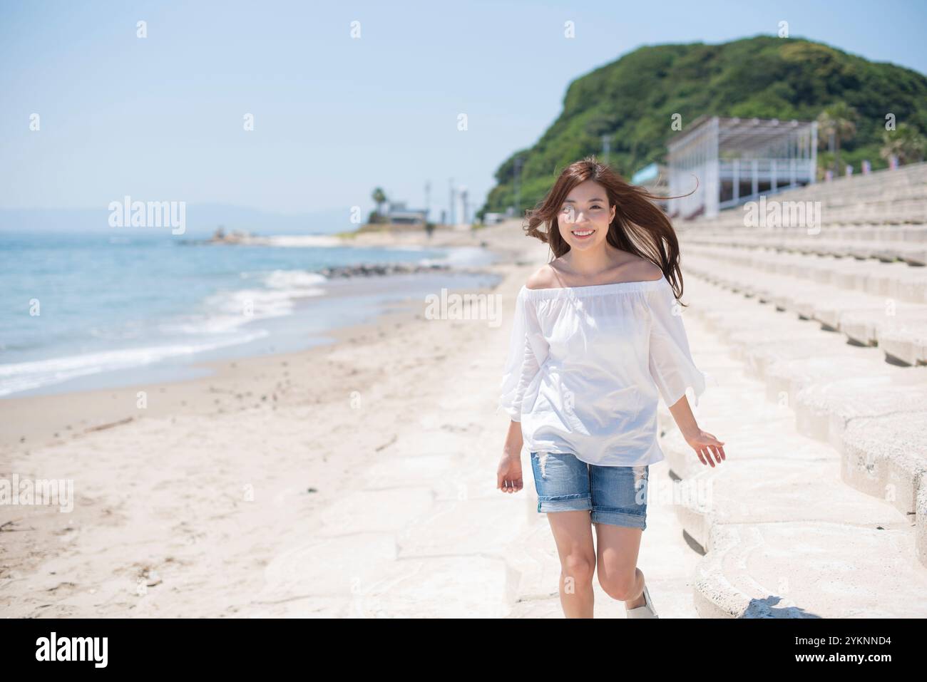 Frau, die auf der Seebank läuft Stockfoto