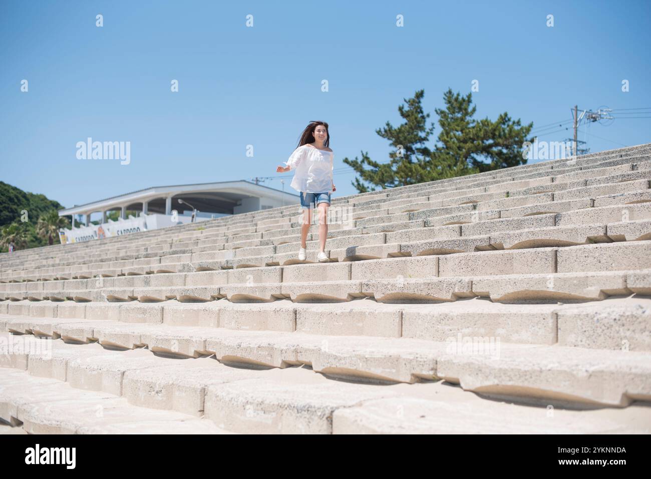 Frau, die auf der Seebank läuft Stockfoto