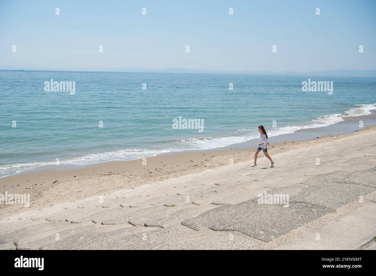 Frau, die auf der Seebank läuft Stockfoto