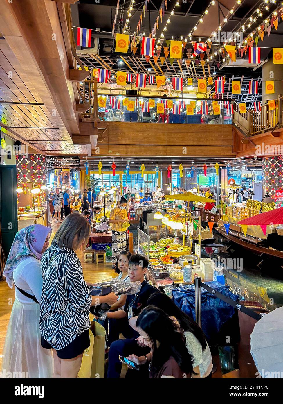 Bangkok, Thailand, Menschen im Inneren, modernes Einkaufszentrum, Iconsiam, lokaler Lebensmittelmarkt, innen Stockfoto