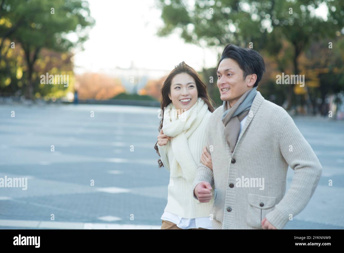 Ein Paar im Alter von 20 Jahren läuft im Spätherbst in einem Park Stockfoto