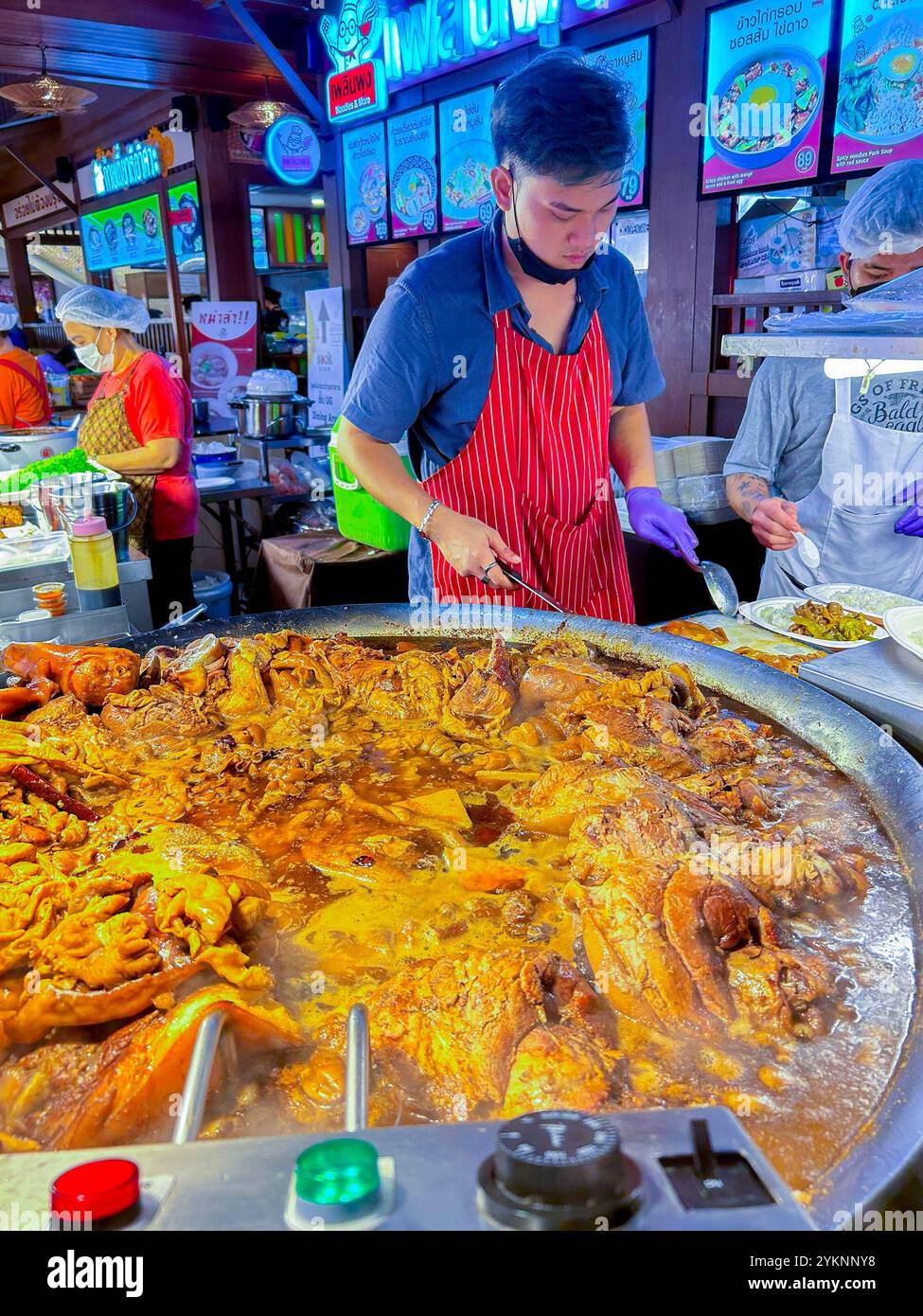 Bangkok, Thailand, thailändischer Koch, der Mahlzeiten zubereitet, modernes Einkaufszentrum, Iconsiam, lokaler Lebensmittelmarkt, innen Stockfoto