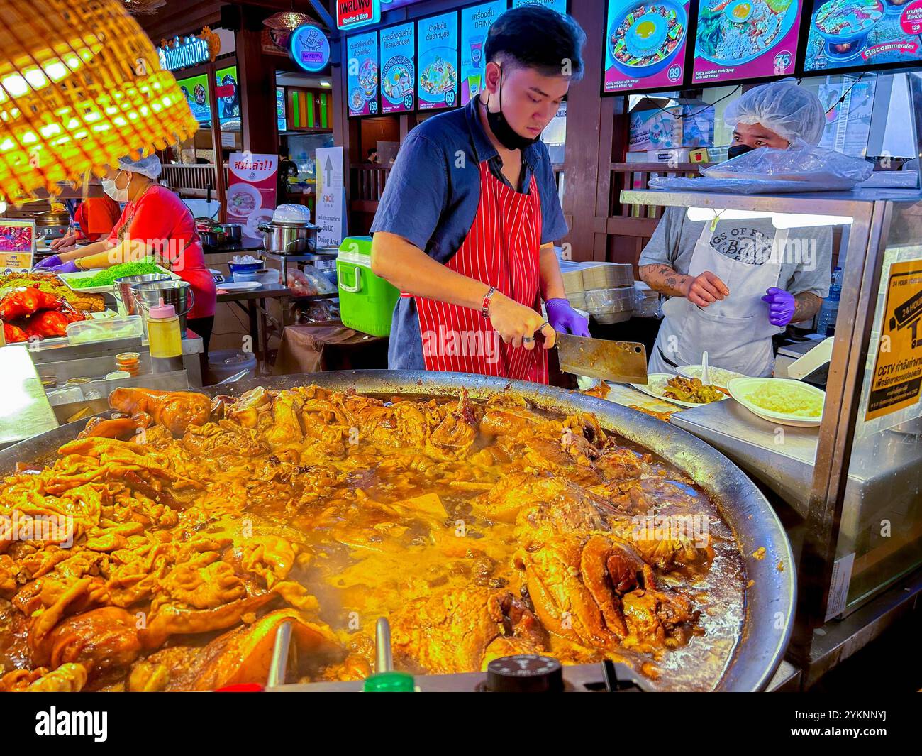 Bangkok, Thailand, thailändischer Koch, der Mahlzeiten zubereitet, modernes Einkaufszentrum, Iconsiam, lokaler Lebensmittelmarkt, innen Stockfoto