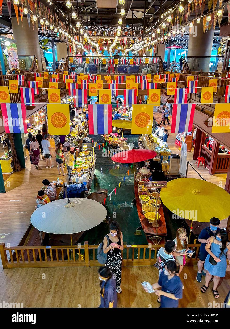 Bangkok, Thailand, People, Modernes Einkaufszentrum, Iconsiam, lokaler Lebensmittelmarkt, Innendekoration, thailändische Nationalflaggen Mittelklasse asien Stockfoto