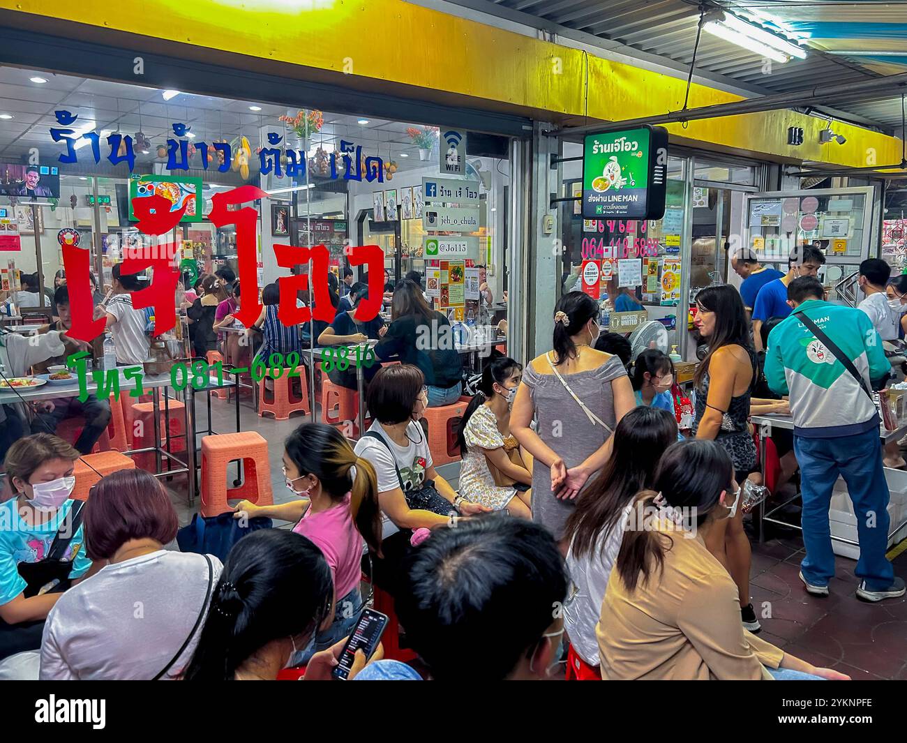 Bangkok, Thailand, Crowd People, Frauen, Thailändische Touristen, sitzen an Tischen, draußen, Nacht, Street Food, thailändische Restaurants, Mittelklasse asien, Stockfoto