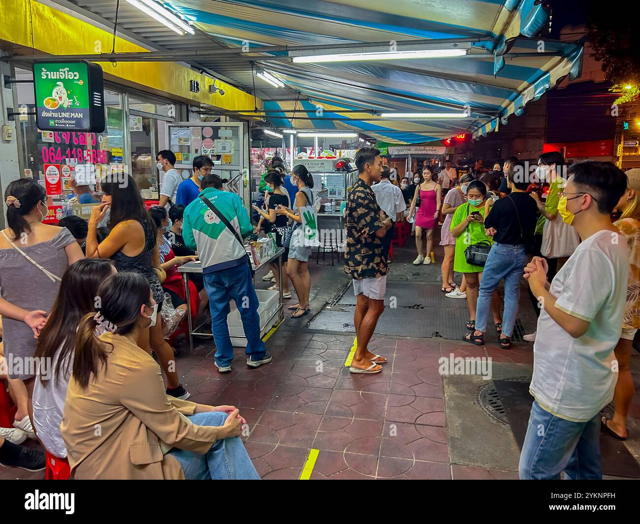 Bangkok, Thailand, Menschenmassen, Touristen, an Tischen sitzen, draußen, Nacht, Street Food, Händler, Mittelklasse asien, Weitwinkelansicht, Beleuchtung Stockfoto