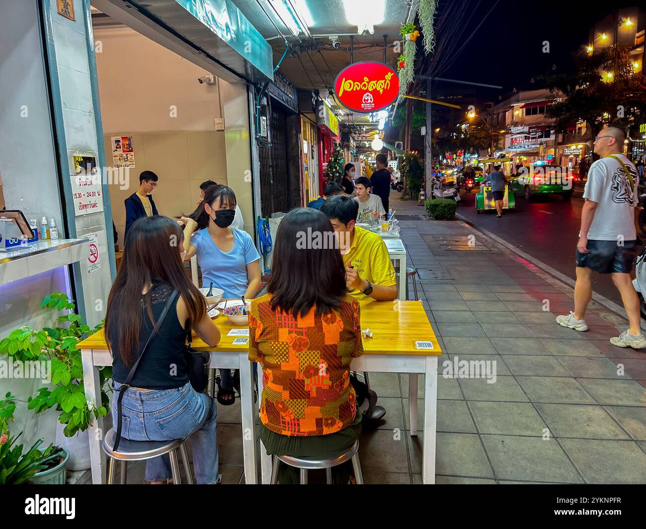 Bangkok, Thailand, Menschenmassen, Touristen, an Tischen sitzen, Draußen, Nacht, Street Food, Händler Stockfoto