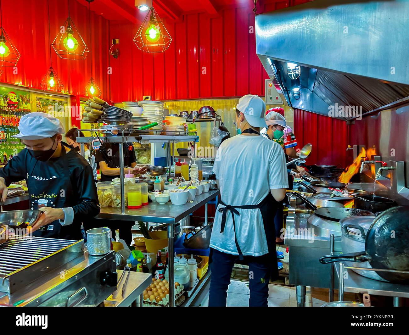 Bangkok, Thailand, Gruppenmitglieder, Männer, thailändische Restaurantköche bereiten traditionelle aTeller, Essen, professionelle Küchen zu Stockfoto