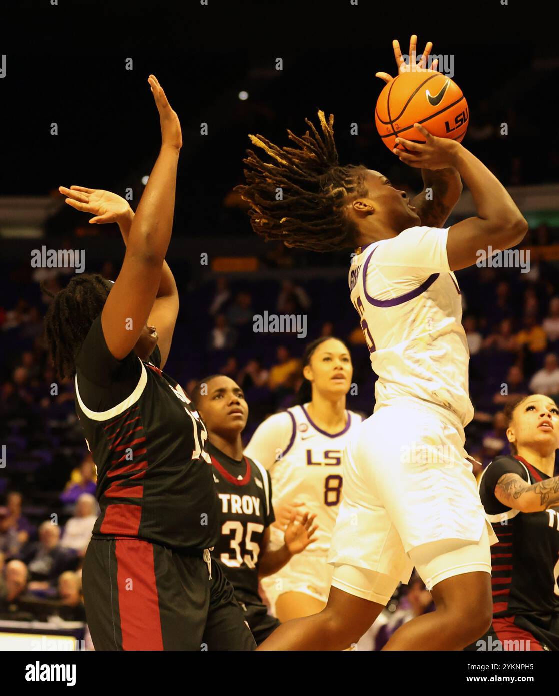 Baton Rouge, Usa. November 2024. Kailyn Gilbert (16), die LSU Lady Tigers Guard, geht an Troy Trojans Forward Fortuna Ngnawo (12) vorbei, um am Montag, den 18. November 2024, in Baton Rouge, Louisiana, einen Layup während eines Basketballspiels für Frauen im Pete Maravich Assembly Center zu machen. (Foto: Peter G. Forest/SipaUSA) Credit: SIPA USA/Alamy Live News Stockfoto