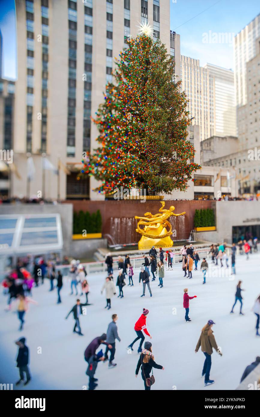 Während der Weihnachtszeit laufen die Leute im Rockefeller Center in Midtown Manhattan Schlittschuhlaufen. Stockfoto