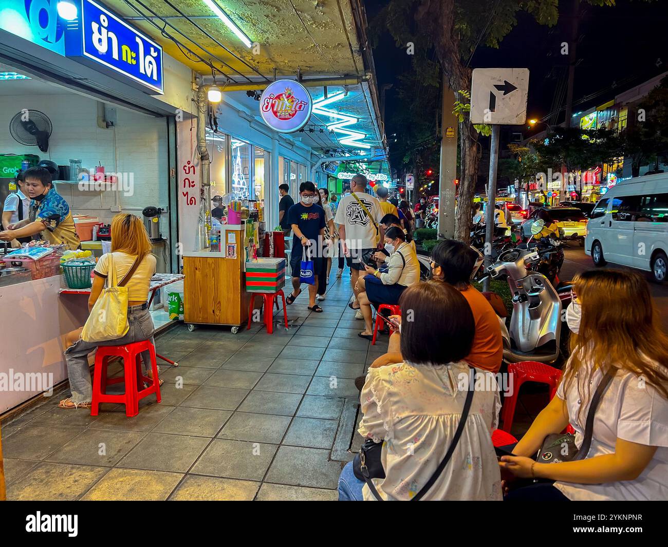 Bangkok, Thailand, Menschenmassen, Touristen, Essen Teilen, Frauen, sitzen an Tischen, draußen, Nacht, Street Food, Anbieter, Mittelklasse asien Stockfoto