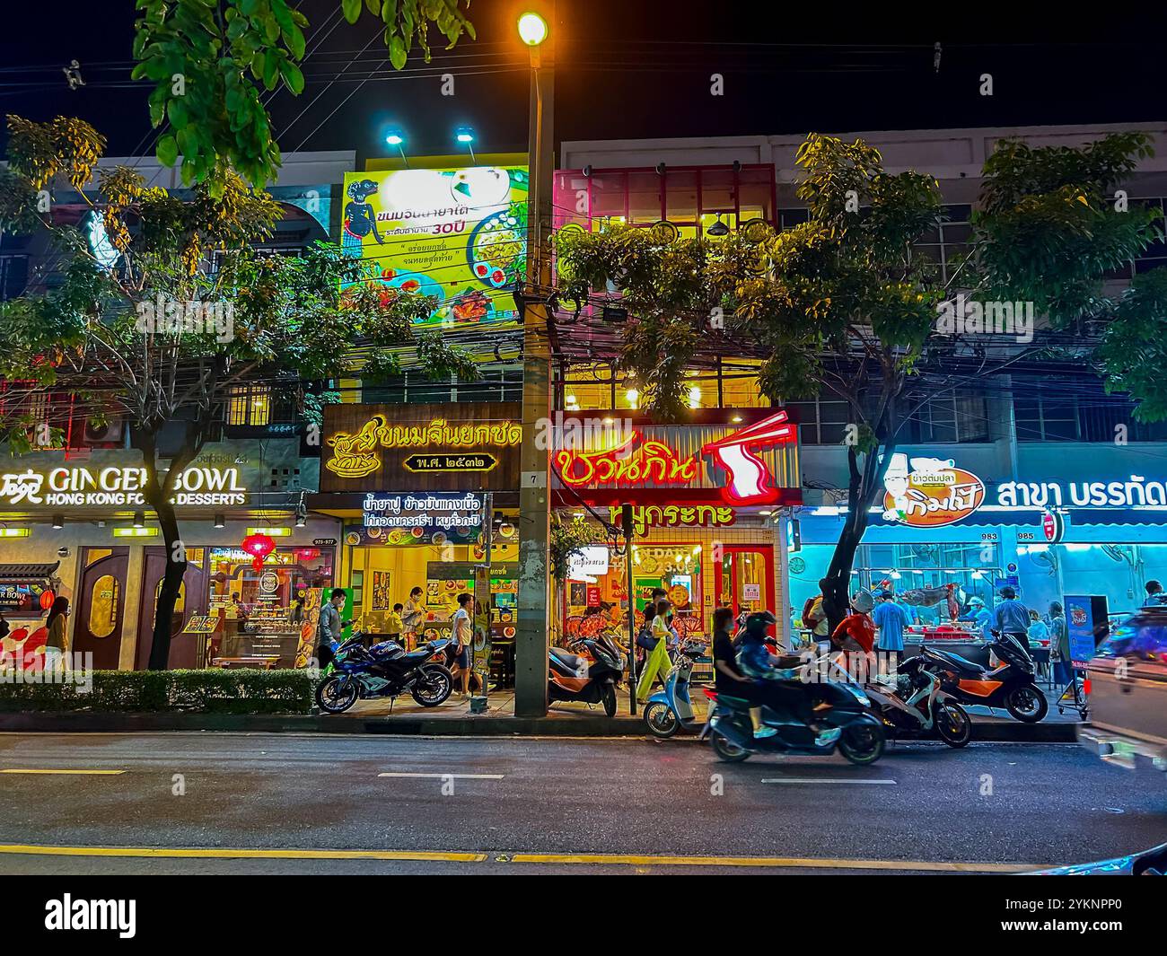 Bangkok, Thailand, Menschenmassen, Touristen, Wandern, Draußen, Nacht, Street Food, Thailändische Restaurants, Ladenfronten, Lichter, bangkok Street Food Touristen Stockfoto