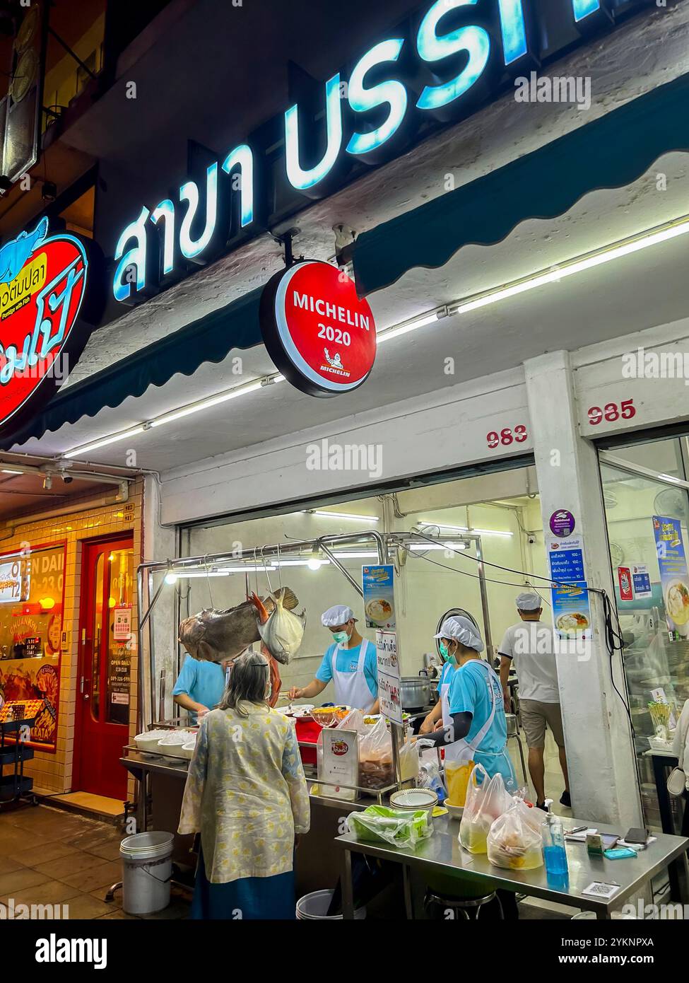 Bangkok, Thailand, Menschenmassen, Touristen, an Tischen sitzen, draußen, Nacht, Street Food, thailändische Restaurants, Schilder Stockfoto