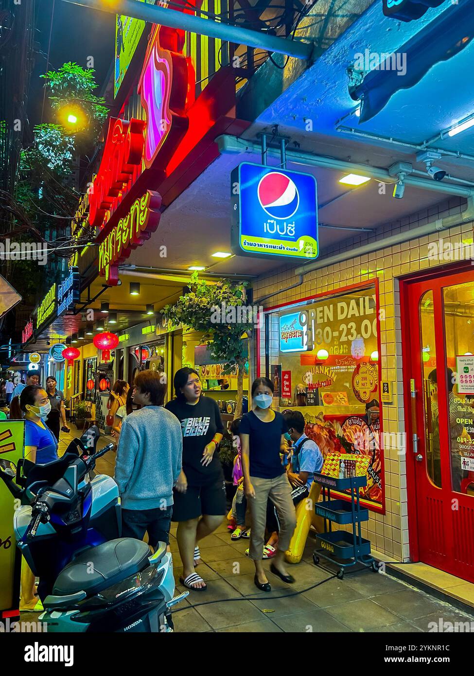 Bangkok, Thailand, Menschenmassen, Touristen, an Tischen sitzen, Draußen, Nacht, Street Food, Thailändische Restaurants, Lichter Bürgersteig Stockfoto