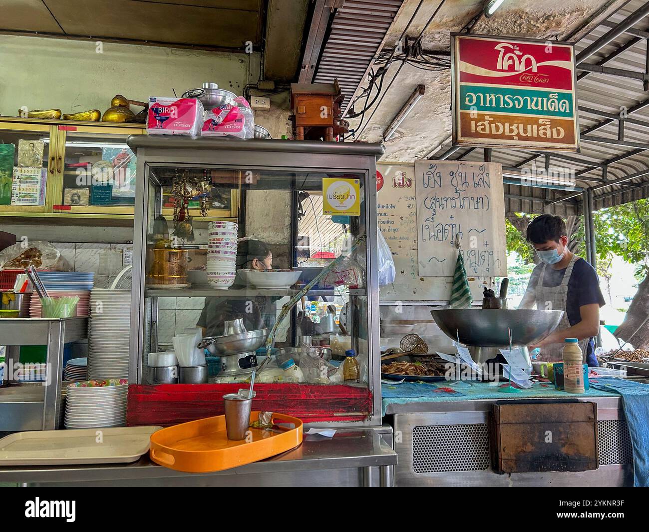 Bangkok, Thailand, Mann Arbeitet, Außenküche, Street Food, lokaler Händler am Khlong Toei Markt, 'Heng Chun Seng' Thai Restaurant Stockfoto
