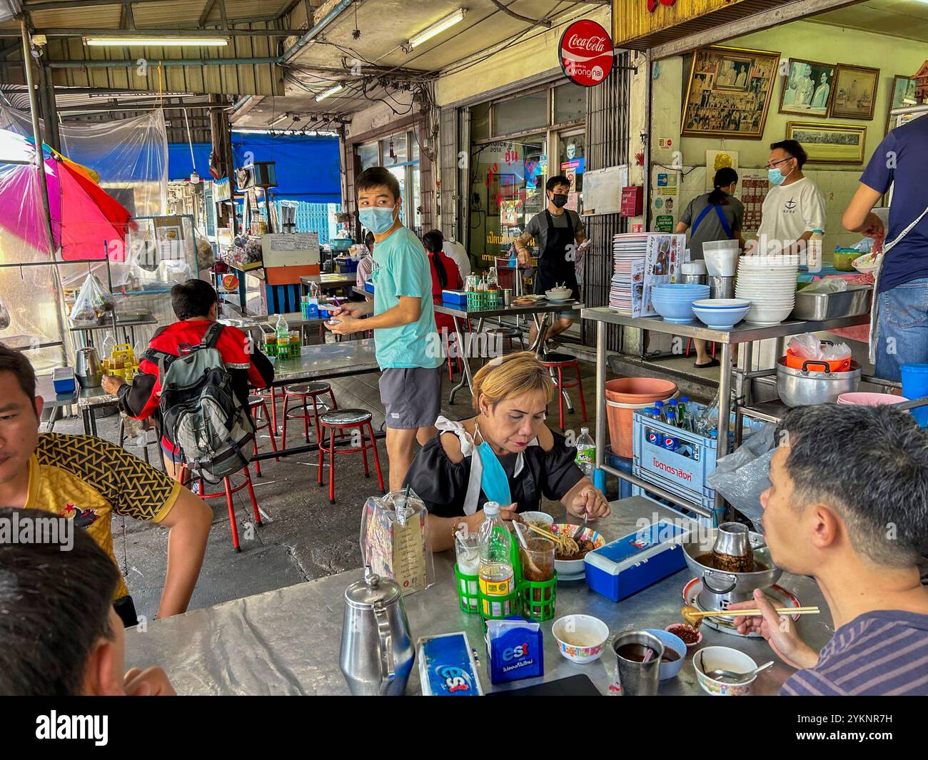 Bangkok, Thailand, Group People, Kauf von Street Food bei einem lokalen Händler am Khlong Toei Market, „Heng Chun Seng“ Thai Restaurant, Mittelklasse asien Stockfoto