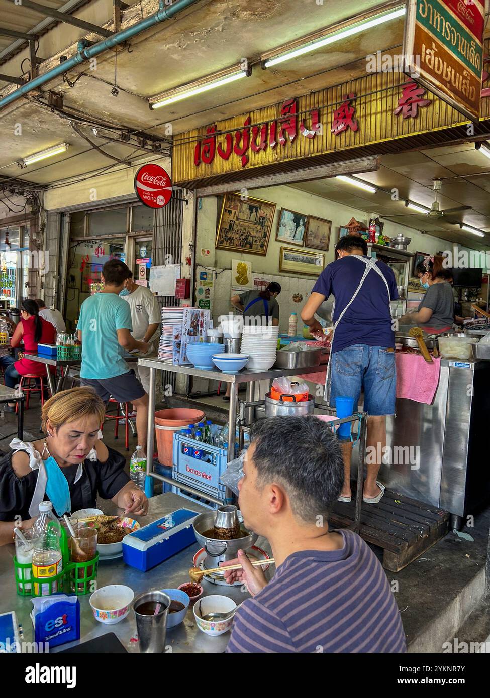 Bangkok, Thailand, Gruppenmenschen, Touristen, die Mahlzeiten teilen, lokaler Street Food-Händler am Khlong Toei Markt, 'Heng Chun Seng' Thai Restaurant Terrace Stockfoto