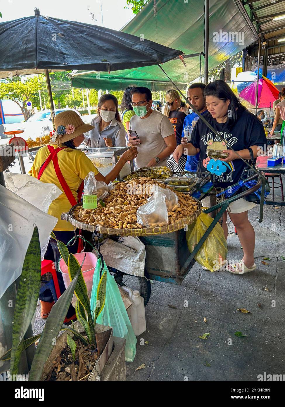 Bangkok, Thailand, Group People, kauft Thai Street Food bei einem lokalen Händler im 'Khlong Toei Market » Take Away Plates Stockfoto