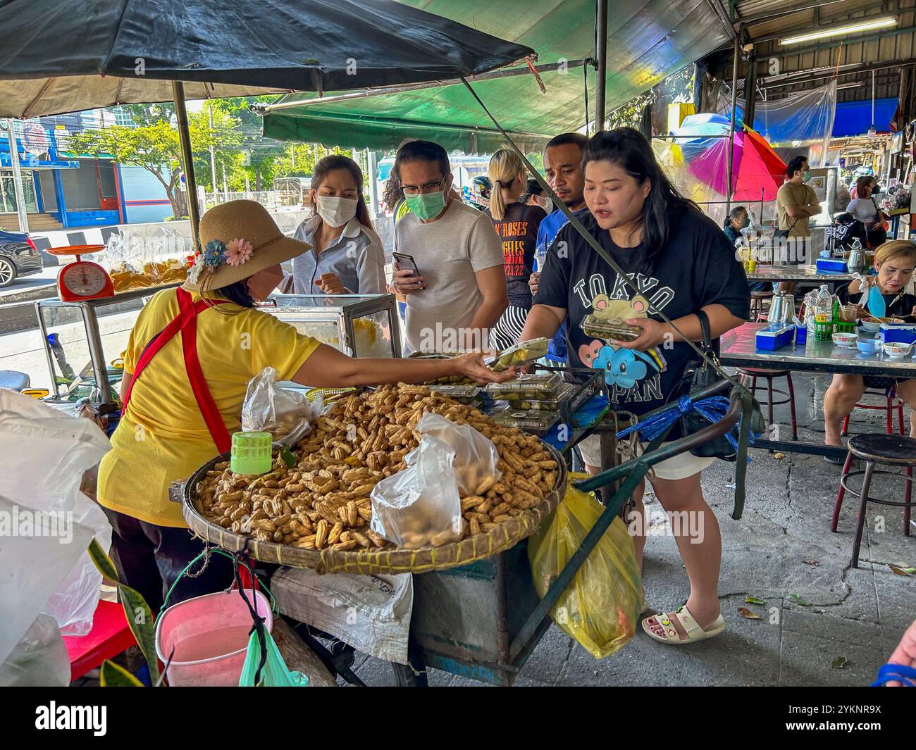 Bangkok, Thailand, Group People, Frauen, Thai Street Food bei einem lokalen Händler auf dem 'Khlong Toei Market » Take Away Plates, Mittelklasse asien, Stockfoto
