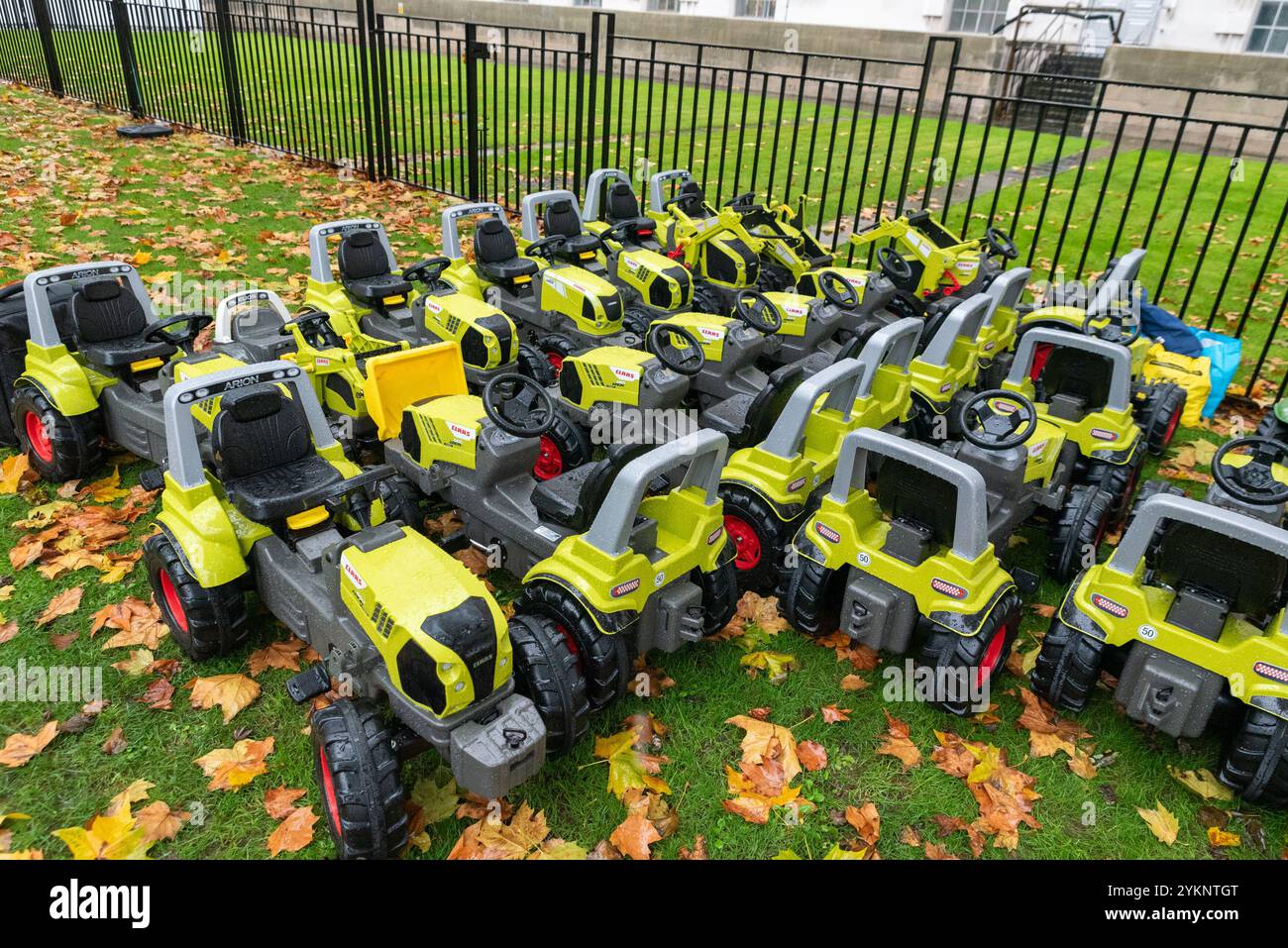 Westminster, London, Großbritannien. November 2024. Die Bauern nehmen an einem Protest Teil, der später in Westminster gegen die im Haushalt angekündigten Änderungen der Erbschaftssteuer für landwirtschaftliche Betriebe stattfand. Die Demonstranten glauben, dass es unfaire Auswirkungen auf Familienbauern haben wird, da sich eine Reihe von Jugendlichen anschließen, um ihren Standpunkt zu vertreten, während ihre Spielzeugtraktoren bereit stehen. In Whitehall werden Vorbereitungen getroffen Stockfoto