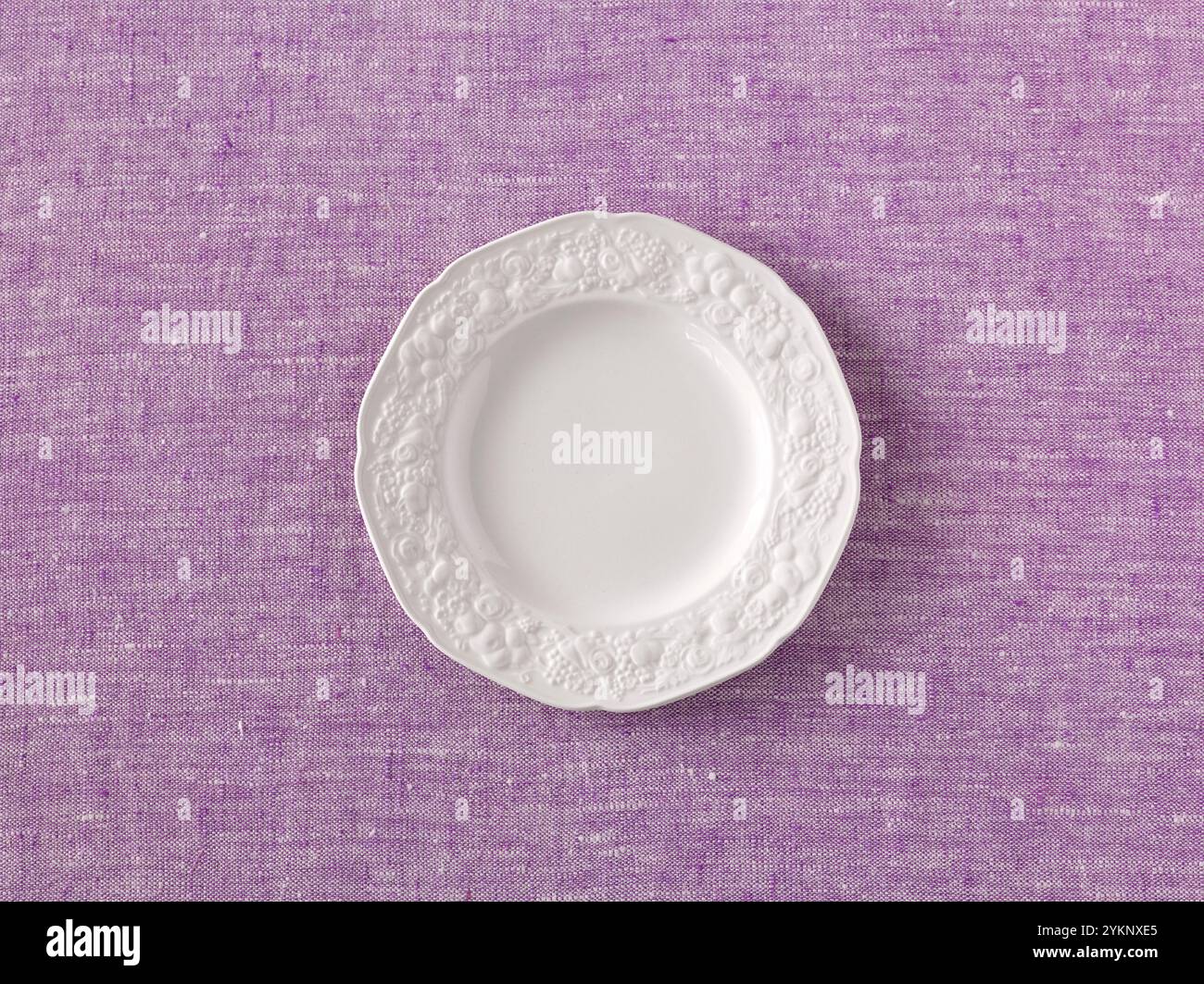 Murasaki-Leinentuch und weißer Teller Stockfoto