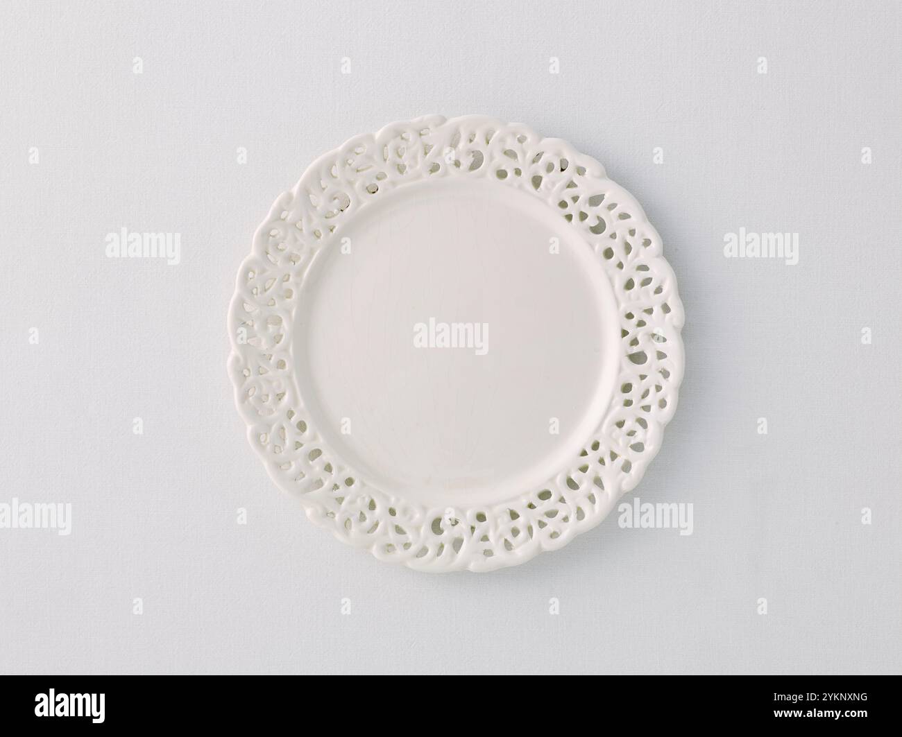 Weißes Tuch und weiße Platte Stockfoto